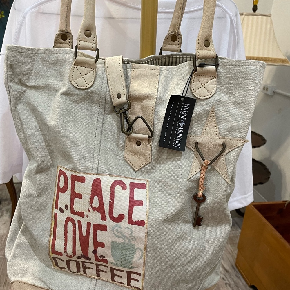 Tan shoulder bag.